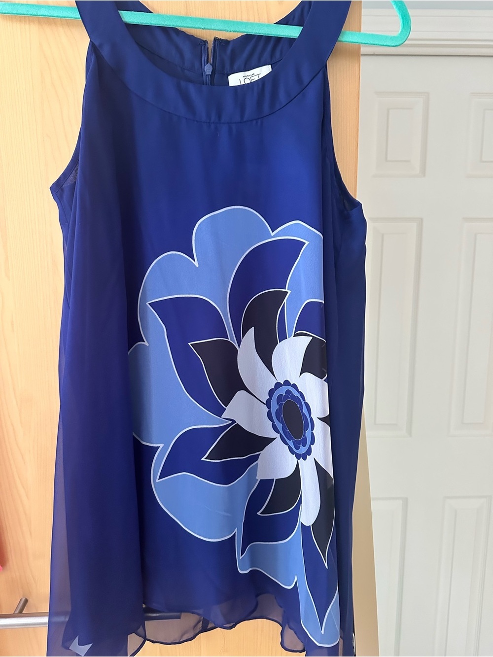 LOFT Blue Floral Sleeveless Swing Top large pit to pit approx 20"